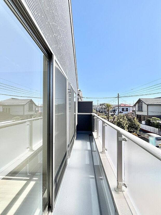 ◆1号棟◆~Balcony~ 南向きのバルコニーの前には雲以外に太陽を遮るものがありません。お洗濯物も乾きやすく、何より明るく気持ちのいい光が入ってきます。家族全員分の洗濯物も一気に干せます。