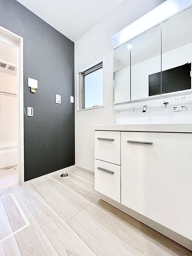 ◆1号棟◆小窓がついているので湿気の多い場所でも換気が十分行えます。毎日の身支度を気持ち良く!