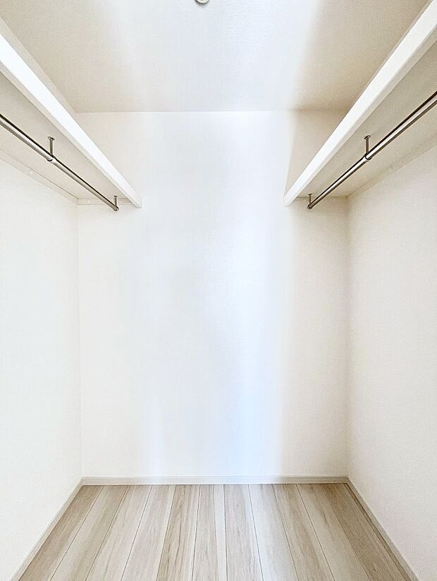 ◆1号棟◆~Walk-in Closet~ たくさんの洋服をかけてもシワになりにくいウォークインクローゼット。洋服以外にも、普段使わない家電やスーツケース、ストック品など何でも片付く嬉しい空間です。