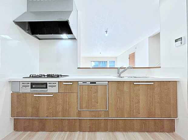 ◆2号棟◆~Kitchen~ 会話が弾むリビング、料理が愉しくなるキッチン。家は、ただ生活する場ではなく、暮らしを愉しく、快適にする場所。笑顔の毎日、安らぎの日々のために、最新の設備・仕様を採用。