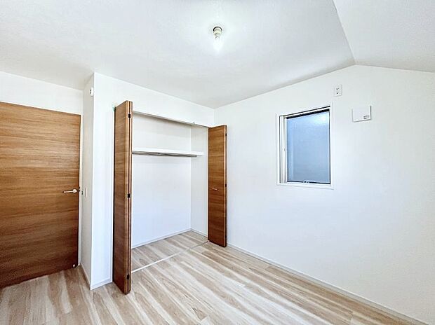 ◆2号棟◆〜Bed Room〜 子供部屋はお子様にとって大変重な役割があります。子供一人で過ごす空間を与えることで、宿題や勉強時間も自然と増えまた自ら部屋の片付けや掃除なども促すことに繋がります。