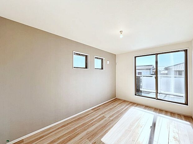 ◆2号棟◆〜Bed Room〜 「今日も一日お疲れ様」とご夫婦でゆったりくつろげる寝室。 毎日の家事やお仕事に疲れた日はフカフカのベットで癒されてください。本棚をおいても快適な広さが自慢♪