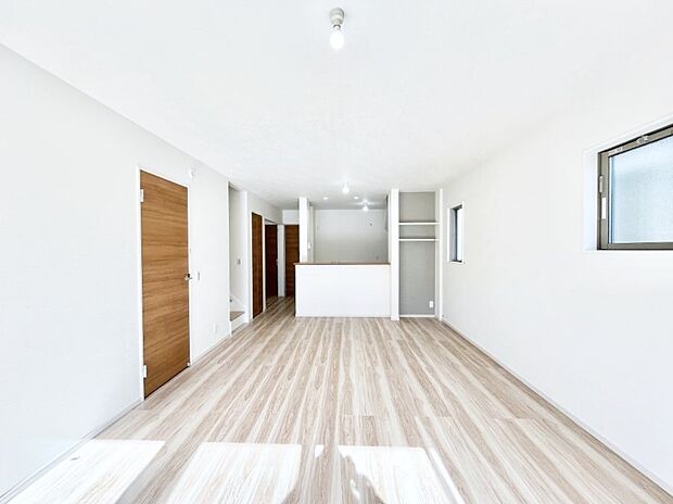 ◆2号棟◆~Living~ リビングに階段のある間取りです♪家族のコミュニケーションがスムーズに取れますね♪ゆとりある暮らしと心地よい住環境が紡ぐ贅沢な時間をご家族みんなでお過ごし下さい。