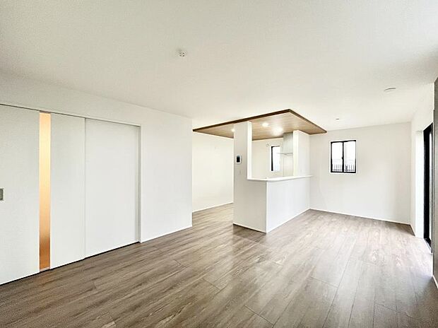 明るい陽光が注ぎ、寛ぎの雰囲気に満たされるリビング・ダイニング。 　