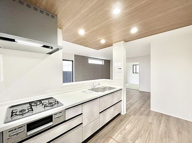 料理をしながらでもご家族との会話を楽しめる対面キッチン　