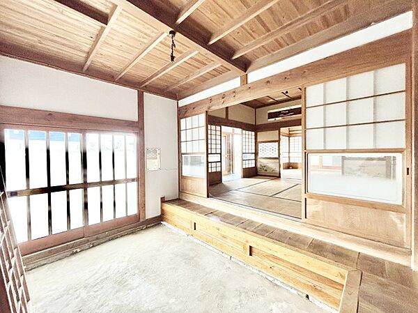 明るく開放感のある土間