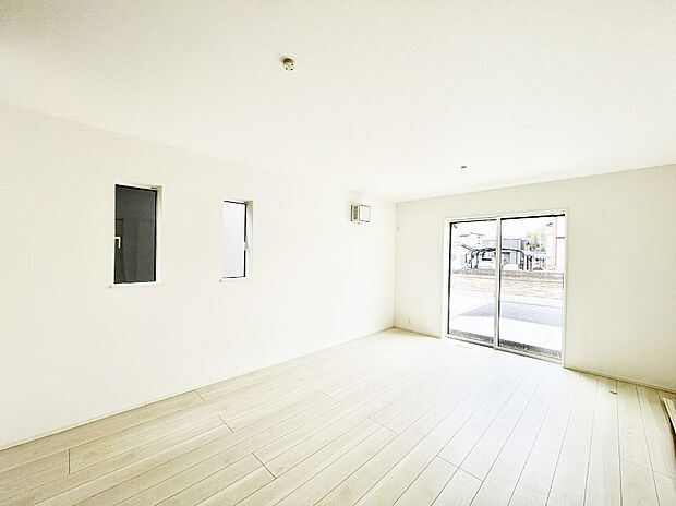 大きな窓からたっぷりの陽光と風を感じられるリビング