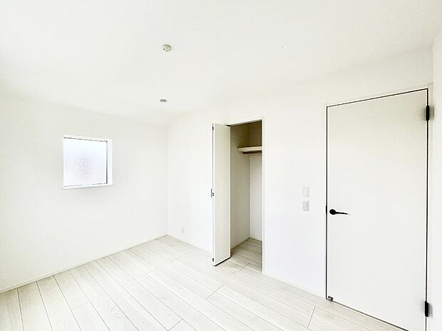 ~Bed Room~ 全居室には収納クローゼットを完備!普段使いのお洋服や小物はもちろん、季節物のお洋服などもしっかりと整理整頓おしまい頂けます。 居室空間を広く使用できますね。
