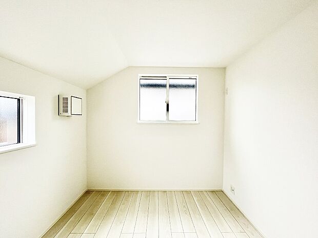 ~Bed Room~ 子供部屋はお子様にとって大変重な役割があります。子供一人で過ごす空間を与えることで、宿題や勉強時間も自然と増えまた自ら部屋の片付けや掃除なども促すことに繋がります。