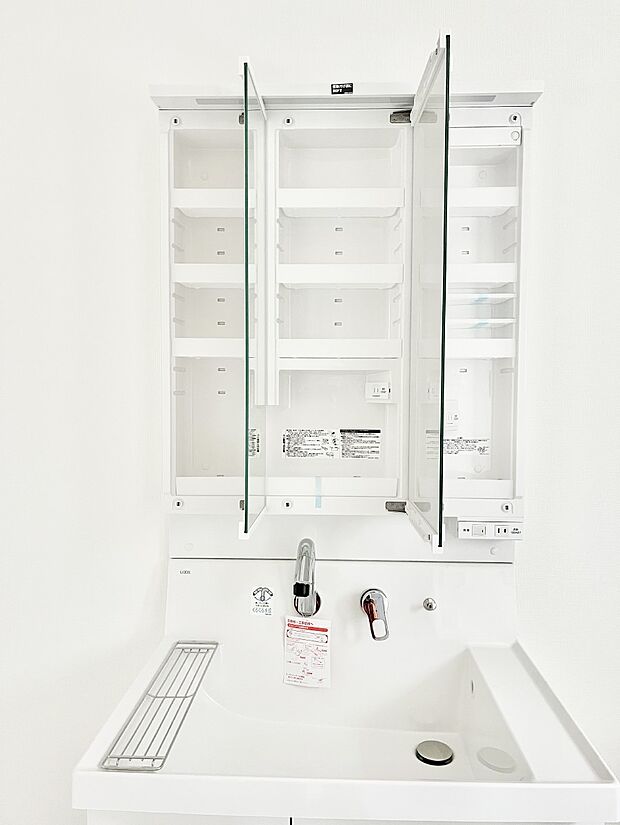 三面鏡の裏に、化粧品や衛生用品などを収納可能。洗面台をすっきりと保ちます！