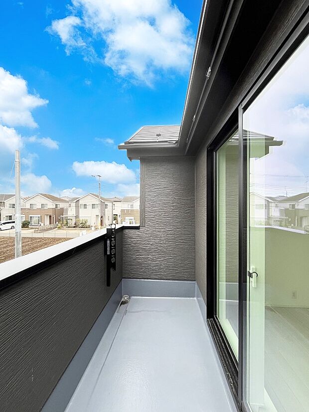 ~Balcony~ 大きな空に囲まれた気持ちのいい家。バルコニーを覗くだけで圧倒的な開放感に包まれます。バルコニーは陽がさしこみお布団や洗濯物を気持ちよく干すことができます。