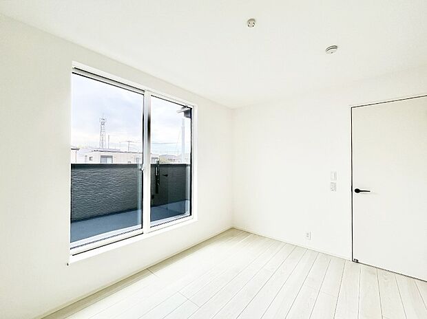~Bed Room~ バルコニーからの採光で朝もスッキリ目が覚めそうですね!穏やかな光が差し込む室内には、穏やかな時間が流れます。休日には、落ち着いた空間で自分の趣味を楽しむのはいかがですか。