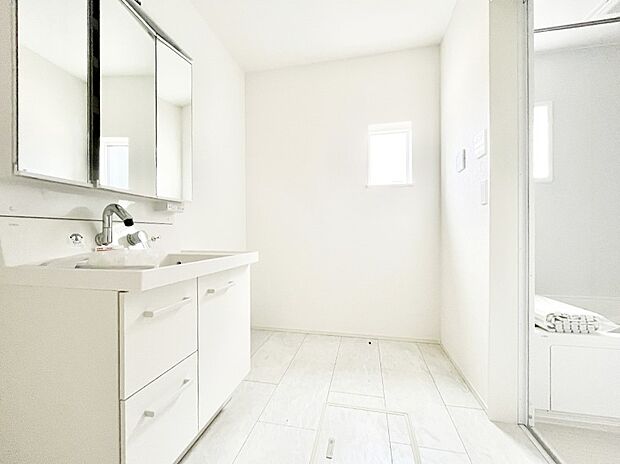 ~Dressing Room~ 暗くなりがちな洗面所も窓があると採光と換気が可能なので気持ちよくお使い頂けます。三面鏡タイプの洗面台は鏡裏収納で散らかりがちな洗面所もスッキリ♪
