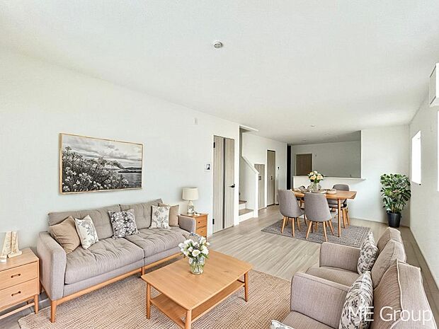 家族の和やかな会話が聞こえてきそう。開放感のあるリビングです。※家具はCGです  