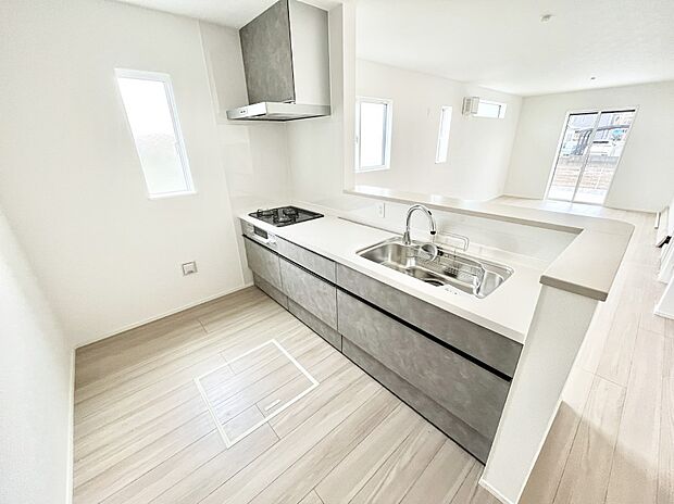 爽やかな風が通り抜けるキッチン。窓があるので明るく換気にも役立ちます。