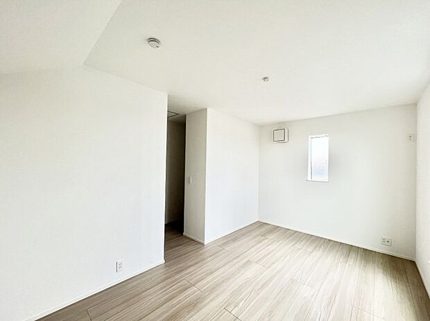 ◆6号棟◆~Bed Room~ 全居室には収納クローゼットを完備!普段使いのお洋服や小物はもちろん、季節物のお洋服などもしっかりと整理整頓おしまい頂けます。 居室空間を広く使用できますね。