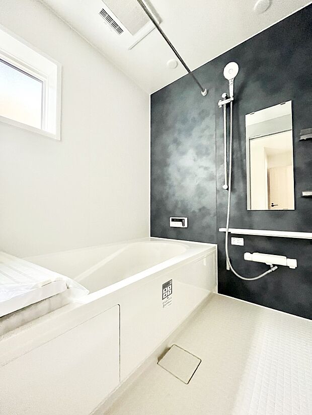 ◆6号棟◆~Bath Room~ 足を伸ばして入浴することが可能!一日の疲れを癒す貴重なバスタイムです。お子様とご一緒でも十分な広さなので、リビングとは違った家族団欒のひと時をお楽しみいただけます。