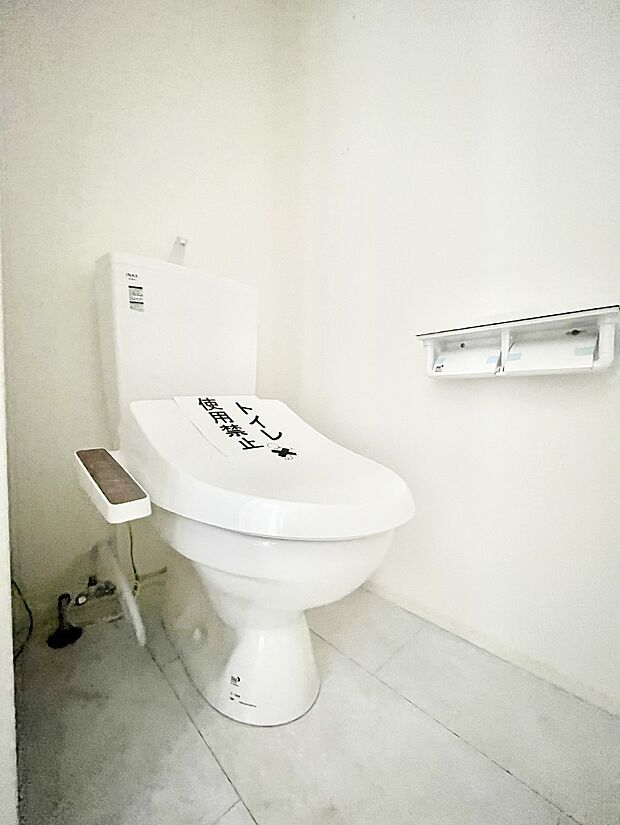 ◆6号棟◆~Toilet~ 清潔感のある水回り♪トイレはウォシュレット付きです◎トイレは毎日使わざるを得ないもの。いつも清潔を保ちたいですね。トイレが2ヶ所あるので朝の混雑時に便利です!