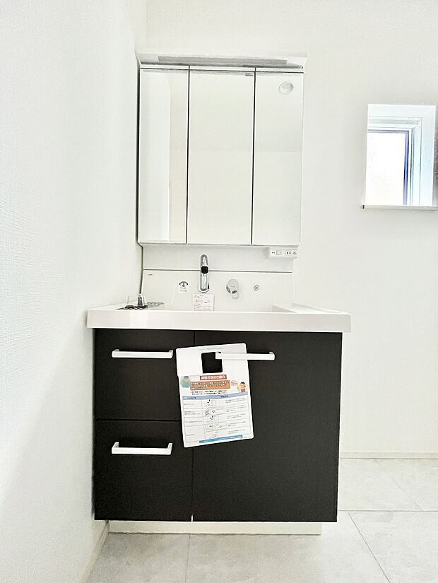 大きく見やすい三面鏡で清潔感ある洗面台は、身だしなみチェックや肌のお手入れにおすすめです。 