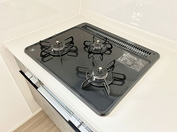 ガスコンロはＳｉセンサー搭載。火力調節や焦げ付き・消し忘れも防いでくれます。