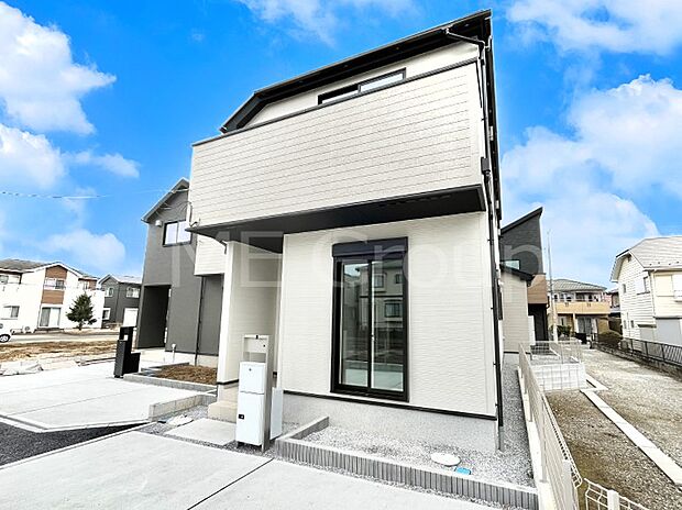 ◆6号棟◆~Exterior~ 堂々たる趣ながら、主張し過ぎずどこか余裕を感じさせるシャープなフォルムで佇む邸宅は、晴天の空と照らし合わせる事で、本来あるべき完成形の姿を見せてくれます。