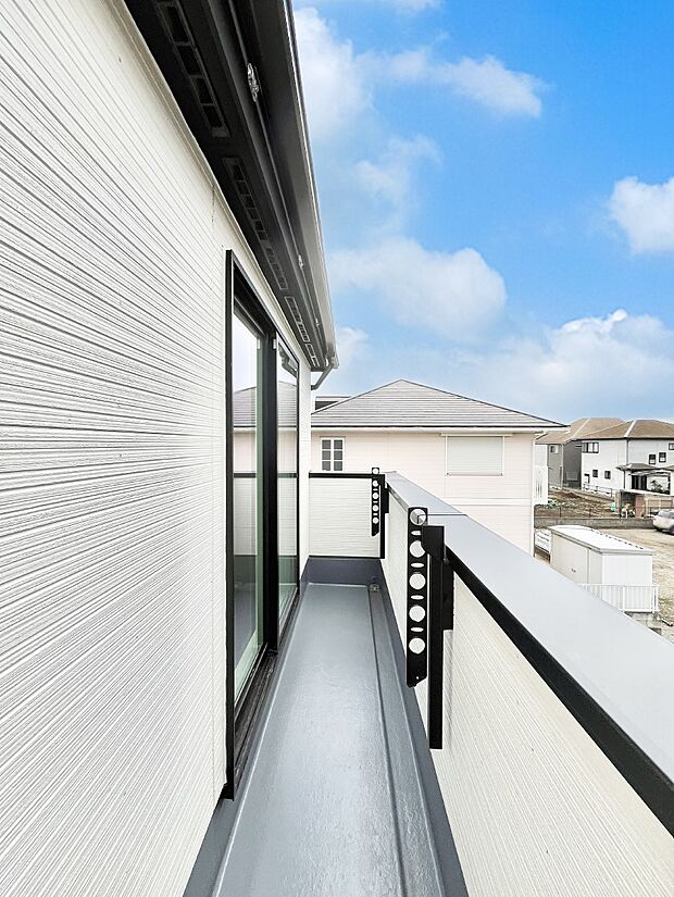 ◆6号棟◆~Balcony~ 大きな空に囲まれた気持ちのいい家。 バルコニーを覗くだけで圧倒的な開放感に包まれます。 バルコニーは陽がさしこみお布団や洗濯物を気持ちよく干すことができます。