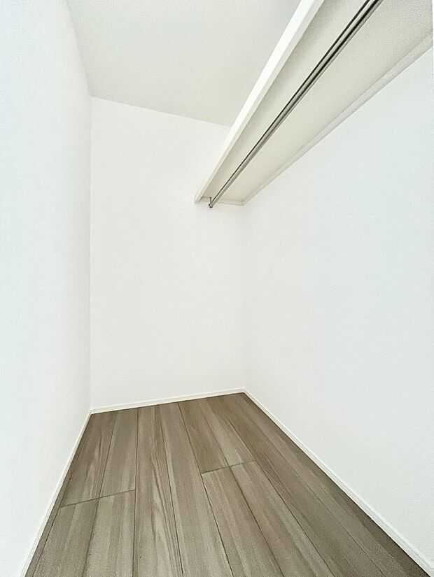 ◆6号棟◆~Walk-in Closet~ たくさんの洋服をかけてもシワになりにくいウォークインクローゼット。洋服以外にも、普段使わない家電やスーツケース、ストック品など何でも片付く嬉しい空間です。