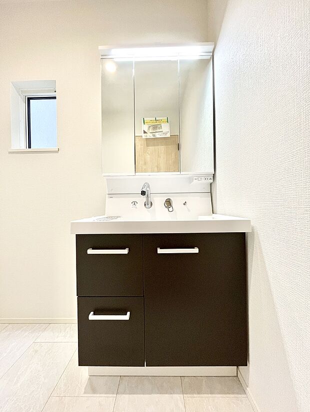 大きく見やすい三面鏡で清潔感ある洗面台は、身だしなみチェックや肌のお手入れにおすすめです。