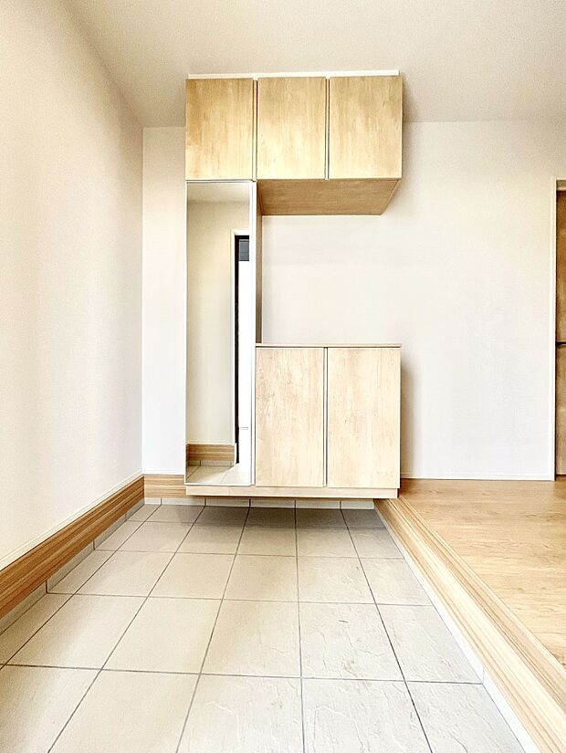 たっぷり収納できるシューズボックスで家族全員の靴も、玄関すっきり。