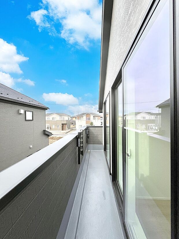 暖かな陽光が降り注ぐバルコニーはお洗濯におすすめ。爽やかな風も心地よいです。