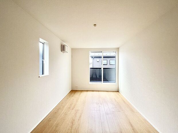 明るいバルコニーサイドに洋室を設置。目覚めの良い寝室に。