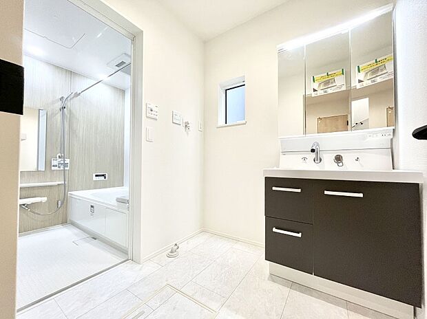 清潔感のある快適空間です。毎日の身支度も気持ち良くお使い頂けます。