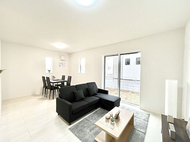 ◆5号棟◆〜Living〜 飽きの来ないシンプルでおしゃれなLDK。大きな窓から日差しが差し込むので室内も明るく、家族の憩いの場としてピッタリです。開放感と日当たりの良さを是非ご覧ください!