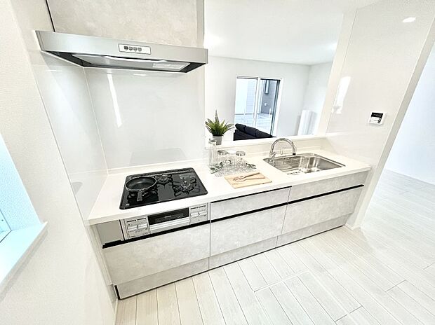 ◆5号棟◆～Kitchen～　「さぁ今日は何を作ろう」こんなキッチンなら思いっきり料理ができちゃいます。キッチンからはリビングが一望できます。家族がつながるお家がここにございます。