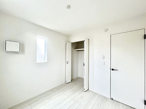 ◆5号棟◆～Bed Room～  全居室には収納クローゼットを完備！普段使いのお洋服や小物はもちろん、季節物のお洋服などもしっかりと整理整頓おしまい頂けます。  居室空間を広く使用できますね。