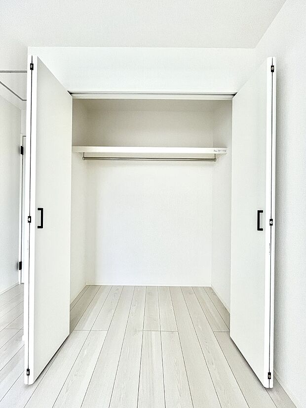 ◆5号棟◆〜Closet〜 壁面クローゼットがあればタンスを置く必要がなく、出っ張りのないスッキリ空間を維持できます。季節の衣類や趣味の品などたっぷり収納出来ますね♪