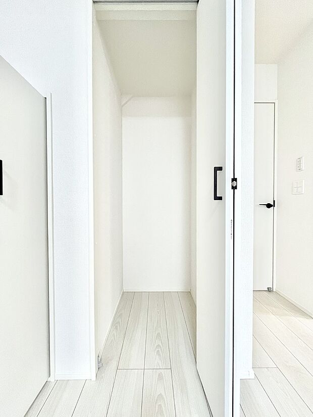 ◆5号棟◆キッチンにはパントリー!食材のストックはもちろん、日用品の収納など使い方はいろいろ!