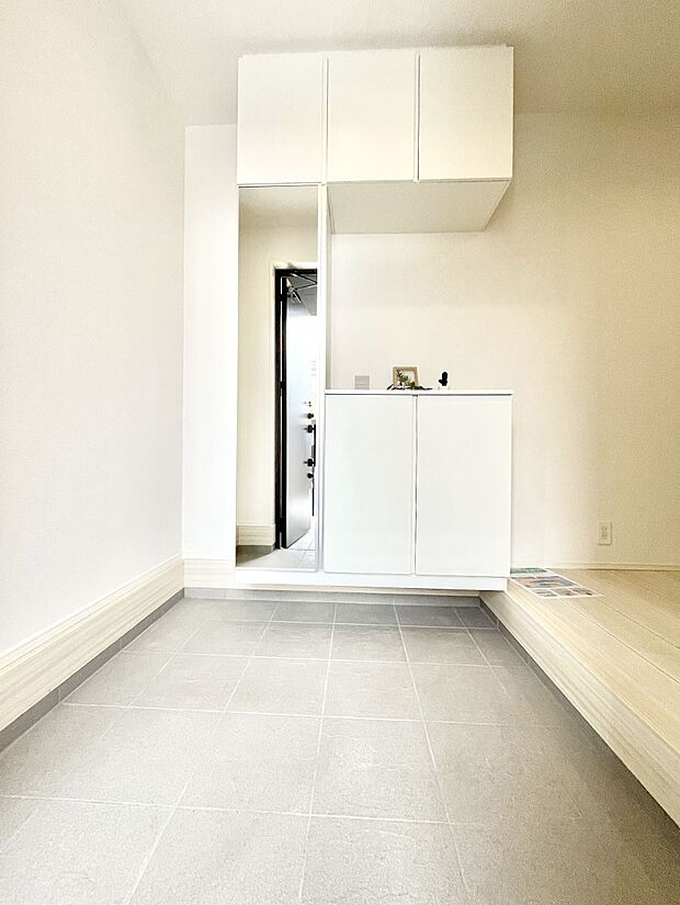 ◆5号棟◆たっぷり収納できるシューズボックスで家族全員の靴も、玄関すっきり。  