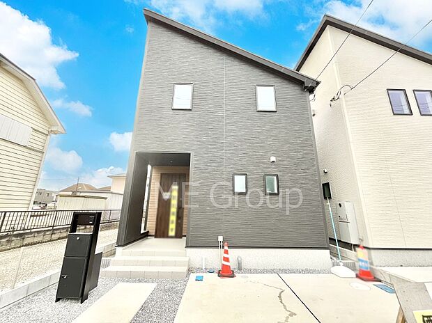 ◆5号棟◆~Exterior~ 一戸建ての大きなメリットは、自分達の「土地」を「自由に」使える事です。ガーデニングやDIY,車やバイクの趣味など様々な用途で利用できます。