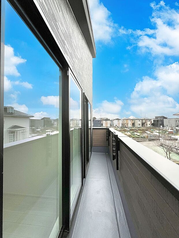 ◆5号棟◆～Balcony～  バルコニーは温かい陽がさしこみ、お布団や洗濯物を気持ちよく干すことができます。  使いやすく開放的なバルコニーです♪陽ざしがたっぷり降り注ぐ、バルコニー付き住まい。  