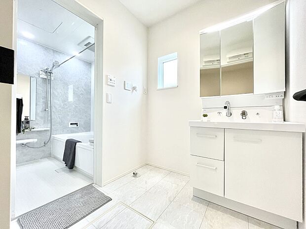 ◆5号棟◆～Dressing Room～　暗くなりがちな洗面所も窓があると採光と換気が可能なので気持ちよくお使い頂けます。三面鏡タイプの洗面台は鏡裏収納で散らかりがちな洗面所もスッキリ♪