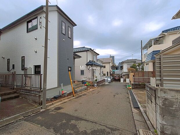 ~Exterior~ 前面道路:北西 4.5m 私道 前面道路は閑静な住宅地をはしる車通りの少ない道路。駐車の出し入れもらくらくです!ご不明点・現地見学のご希望は、お気軽にお問い合わせください!