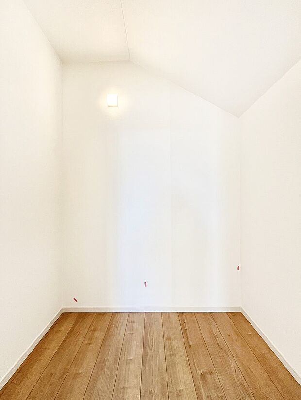 ウォークインクローゼット付きで生活空間を広く利用できます。