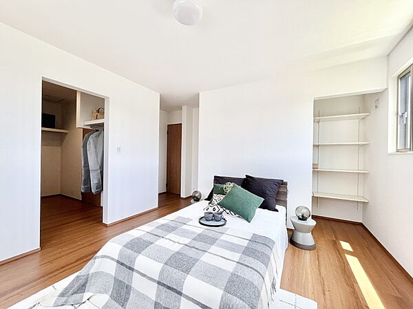 ～Bed Room～  居室には収納クローゼットを完備！普段使いのお洋服や小物はもちろん、季節物のお洋服などもしっかりと整理整頓おしまい頂けます。  居室空間を広く使用できますね。