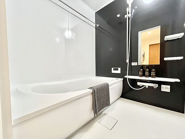 ～Bath Room～　落ち着いた雰囲気の浴室で明日に向けてリフレッシュ。浴室乾燥機能も付いているので隣の洗濯機置き場で洗い上がった洗濯物を、雨の日も天気を気にせず乾燥させることも可能です。