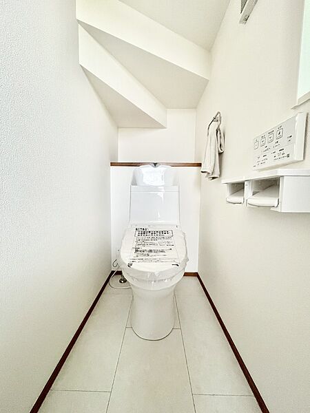 ～Toilet～　綺麗・スッキリ・快適なウォシュレット付トイレでくつろげる空間です。1、2階共にトイレスペース！採光もあり明るく、快適空間となっております♪毎日使う場所だからこその配慮です！