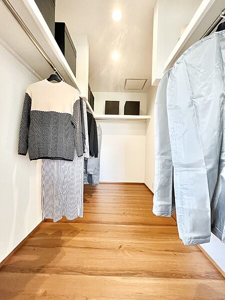 ～Walk-in Closet～　必要なものやコーディネートを一覧して確認でき、身支度や準備が短時間で済むウォークインクローゼットを設置しました。家の中をすっきりとさせる便利な収納スペースです。