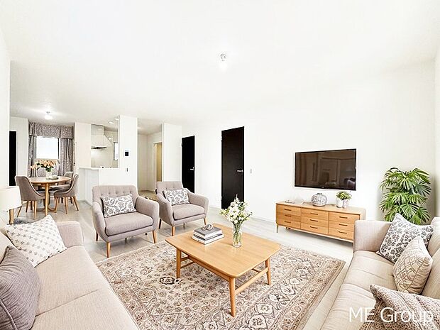 〜Living〜　家族の会話や笑顔が行き交うリビングです。子供が走ってる姿を見ながら、大きなソファやダイニングテーブルでゆったり食事をしたりくつろぎたい♪そんな夢が叶えられる空間です！※家具はCGです