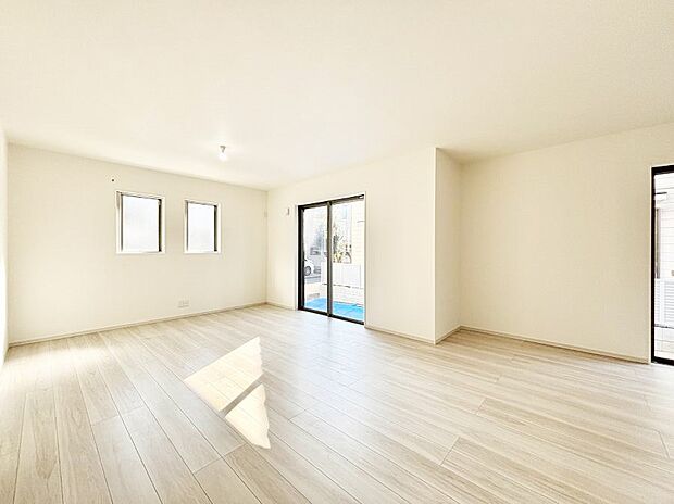 〜Living〜　飽きの来ないシンプルでおしゃれなLDK。大きな窓から日差しが差し込むので室内も明るく、家族の憩いの場としてピッタリです。開放感と日当たりの良さを是非ご覧ください！