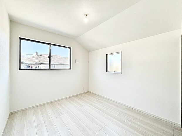 〜Bed Room〜　子供部屋はお子様にとって大変重な役割があります。子供一人で過ごす空間を与えることで、宿題や勉強時間も自然と増えまた自ら部屋の片付けや掃除なども促すことに繋がります。